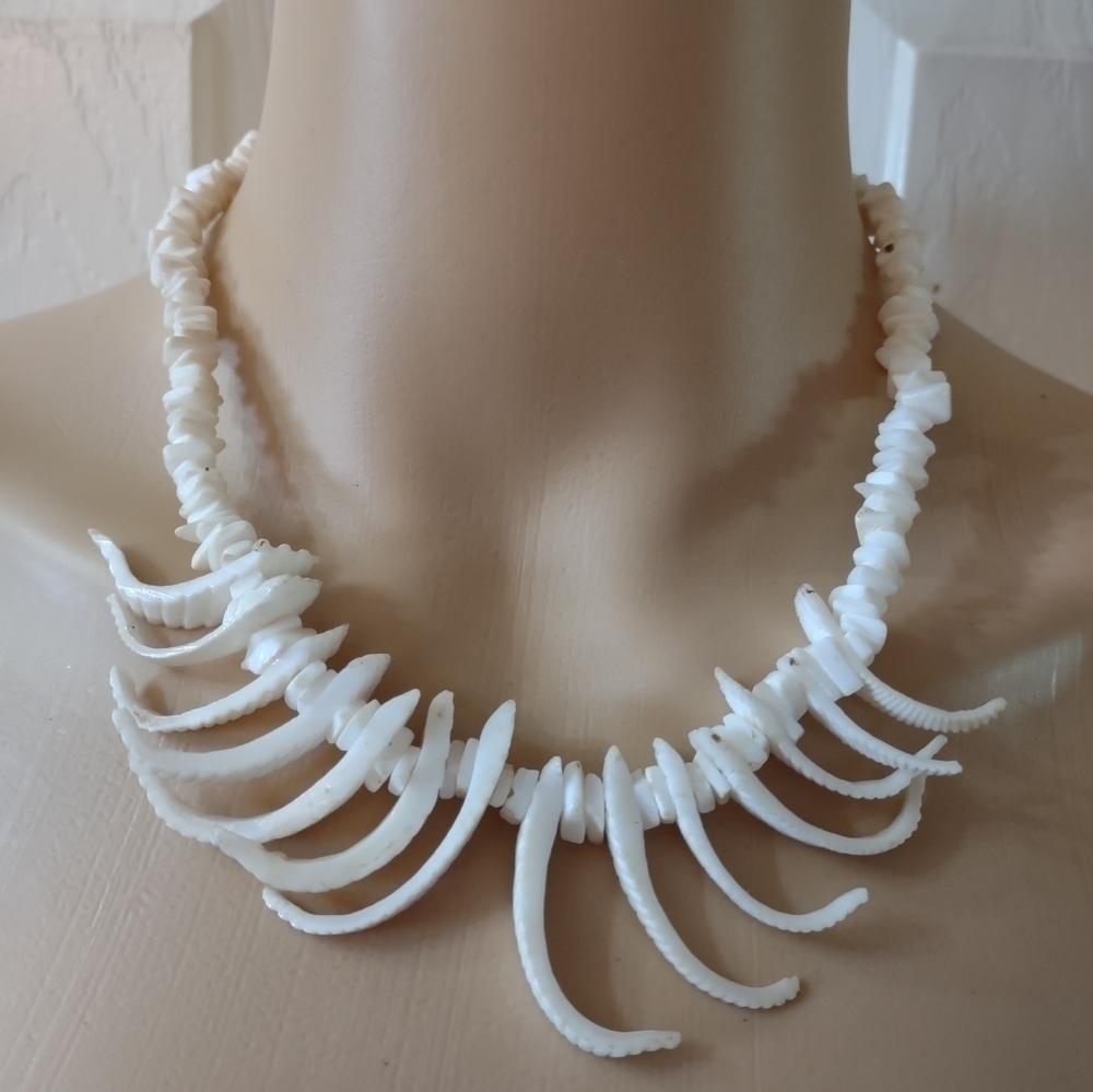 Vintage women's shell bone necklace - Picture 1 of 3
